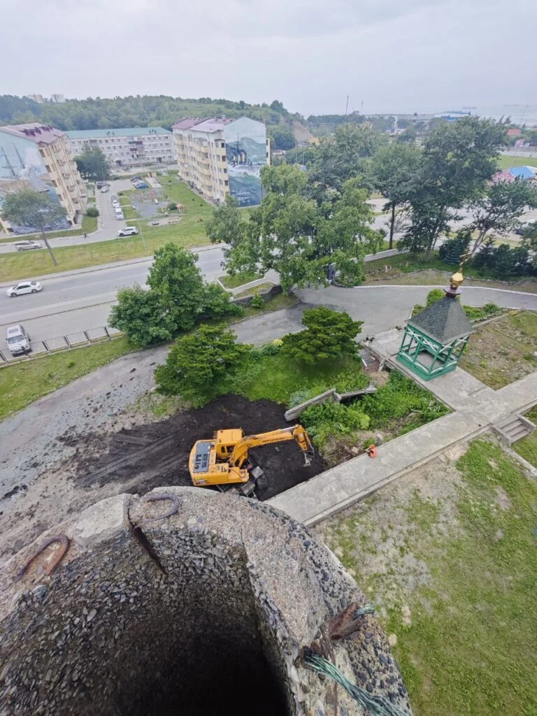 Территория у главных врат обители, лето 2024 года. Фотография 5